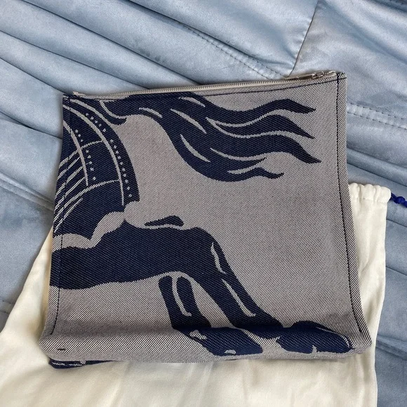 Burberry logo-print canvas clutch bag - Picture 2 of 5